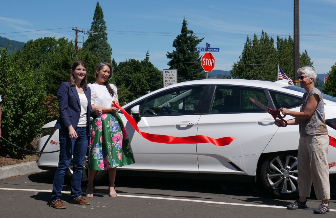 community carsharing ribbon-cutting with mayor in Hood River, Oregon